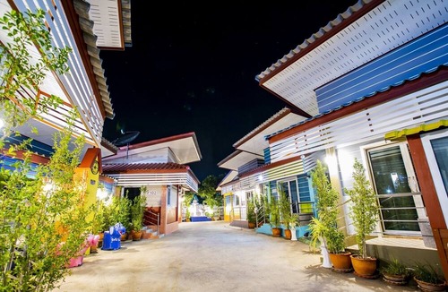 Wiset Chai Chan Hotel | Jumbo Villa Homestay and Resort