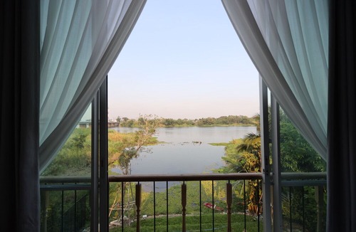 Kamphaeng Phet House | White Wall Riverfront Hotel