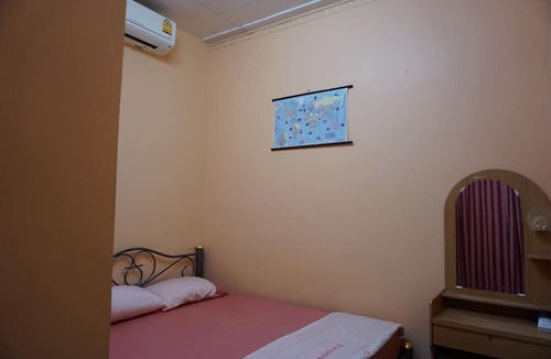 Wat Sam Phraya Hostel | OYO 730 Meedee Hostel