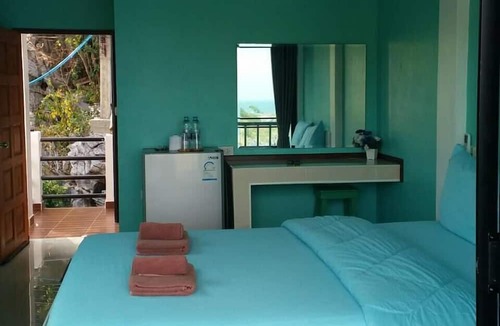 Tha Thaewawong Hotel | Ocean View Resort - Koh Sichang