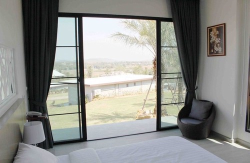 Pak Chong Hotel | Phurapee Pakchong
