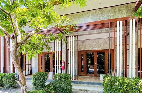Khanom Hotel | Klang Aow Resort