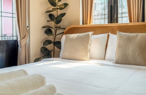 Rong Muang Hotel | Travis Samyan