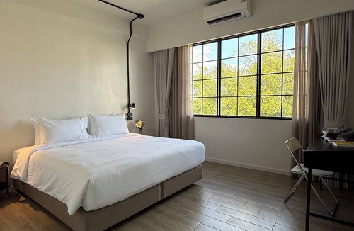 Bang Khun Phrom Resort | Holmes Pranakorn
