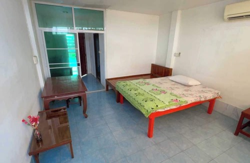 Si Samrong Hotel | OYO 75596 The Sirisuk House