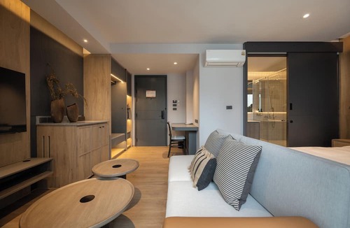 Bang Khun Phrom Hotel | The Moment