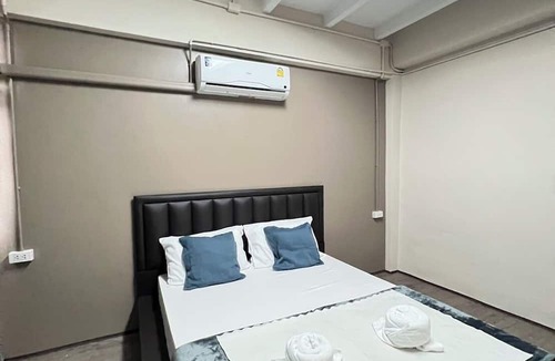 Chong Nonsi Hotel | The Cage Yan Nawa