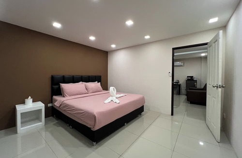 Bang Kra So Hotel | Bansuay Phra Nang Klao Near MRT Phra Nang Klao Bridge