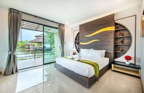 Nakhon Chai Si Resort | Boathouse Boutique Riverside