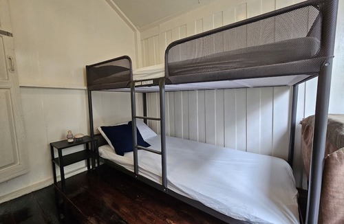 Wat Bowon Niwet Hostel | Trok Silp Cafe&Bar