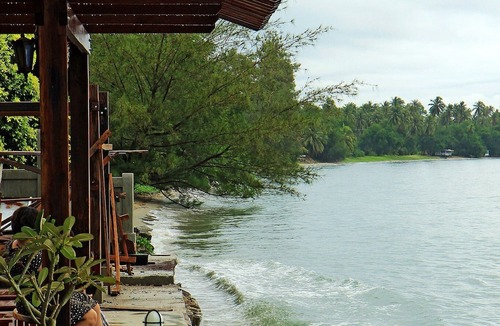 Mae Ram Phueng House | The best 3-star hotel in Bang Saphan located right next to Mae Ram Phueng Beach