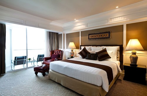 Pom Prap Sattru Phai Hotel | Royal Princess Larn Luang