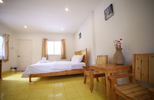 Suan Phueng Hotel | Golden View Resort