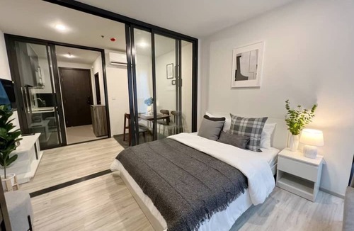 Ratchadaphisek Apartment | Luxury & comfort, less than 3 minutes walk to MRT.
