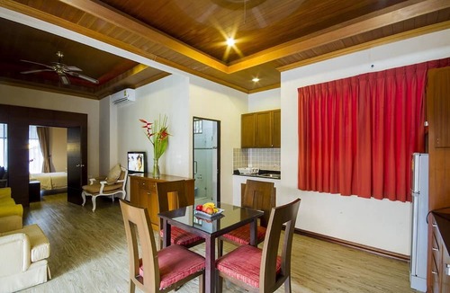 Jomtien House | Pratamnak Group Villa Near Walking Street