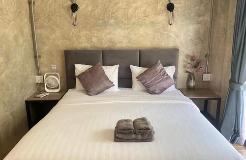 Sakae Krang Bed & Breakfast | Tree House HomeStay