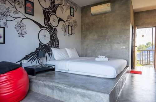 Hin Lek Fai Hotel | The Bike Loft Family Hostel