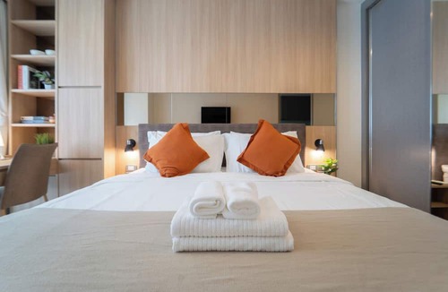 Khlong Toei Apartment | Modern 2BR Thong Lo BTS with Pool, Gym Sauna