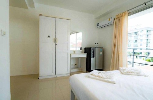 Khlong Toei House | Cozy Twin Escape | Light-Filled Bangkok Hideaway