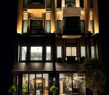 Saphan Sung Hostel | The Eiffel Cafe and Hotel