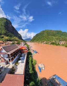 Nong Khiaw Hotel | Rain forest river view house