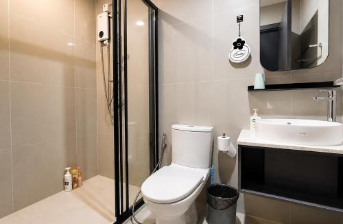 Ratchadaphisek Apartment | 1 minute to the subway entrance Mrt Huai Khwang Most cozy room in this city central The condo has an infinity swimming pool and gym on the top floor