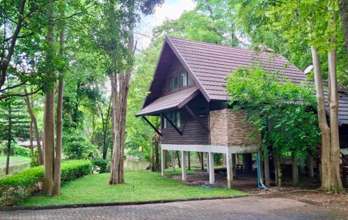 Kanchanaburi Ski Chalet | Cottage upon Tyne คอทเทจริมธาร - Woodland Cabin for 6