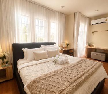 Tha Raeng Villa | 8 Bedroom Bangkok Family Home Sleeps 20 Near Safari World