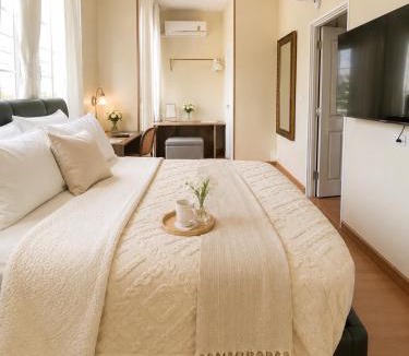 Tha Raeng Villa | 8 Bedroom Bangkok Family Home Sleeps 20 Near Safari World