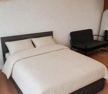 Bang Kra So Apartment | Chao Phraya River Breeze Condo with Tub near MRT