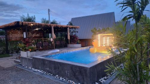 Suan Phueng House | บ้านน้ำผึ้งโฮมสเตย์ Pool & Garden