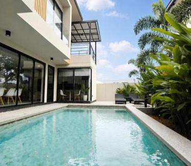Ban Waen Villa | AURA STAY-Cozy Pool Villa Walk to Kad Farang