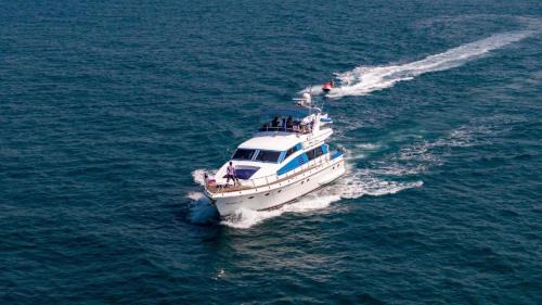Bang Sare Boat Rental | Staying on a yacht near Monkey Island
