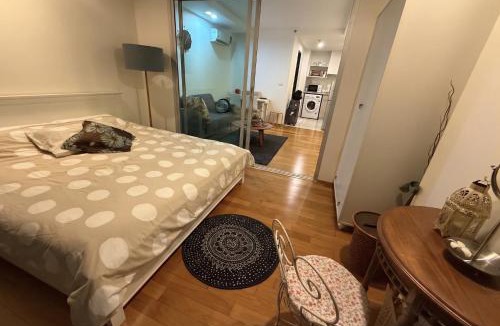 Chatuchak Apartment | Your Cozy Home Away From Home Steps to BTS & Mall w Netflix