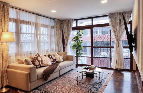 Huai Khwang Villa | 4BRs Spanish Hacienda 10 mins from MRT Huaikwang,JODDFair,RCA