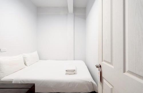 Wat Bowon Niwet Apartment | Mitr Inn Khaosan Road