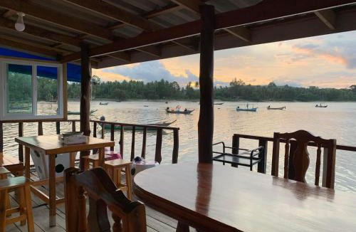 Sawi Bed & Breakfast | บ้านริมเล โฮมสเตย์ป้าตา Grandma Ta's Seaside Homestay