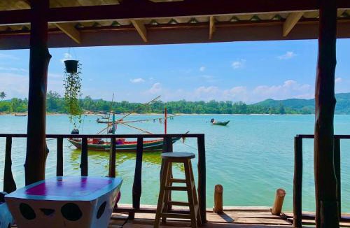Sawi Bed & Breakfast | บ้านริมเล โฮมสเตย์ป้าตา Grandma Ta's Seaside Homestay