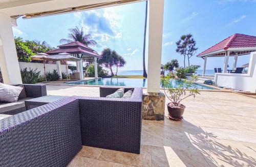 Ko Lanta Villa | Beachfront! 4 Bedrooms - Malee Beach Villa E6