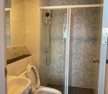 Talat Phlu Apartment | King bed and Pool