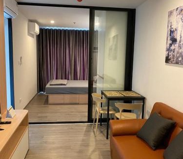 Talat Phlu Apartment | King bed and Pool