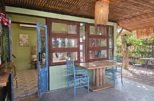 Koh Kaew House | Three Hen Lakeside