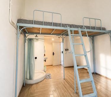 Chana Songkhram Hotel | Bangkok Group Bunk Hotel Khaosan