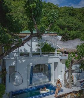 Koh Lan Hotel | White Beachfront Pool Villa Koh Larn