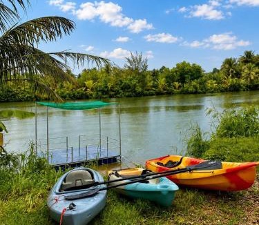 Chumphon Villa | บ้านสวนริมน้ำยางยวนโฮมลอดจ์ พูลวิลล่า