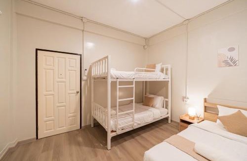 Pom Prap Sattru Phai House | Siam Place - Spacious Family House in Bangkok