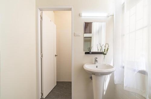 Pom Prap Sattru Phai House | Siam Place - Spacious Family House in Bangkok
