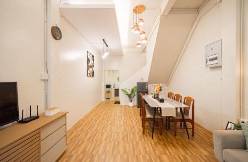 Pom Prap Sattru Phai House | Siam Place - Spacious Family House in Bangkok