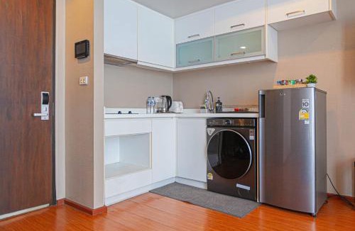 Ekkamai Apartment | Simple Stay 1BR & Pool View BTS Thonglor