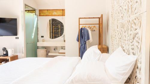 Khua Mung House | Cozy Detached Room, Pool and Garden Access
